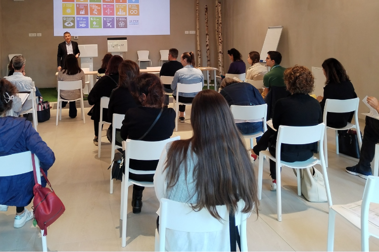 Educazione-inclusiva-a-scuola-Quartieri-Educanti-Fabio-Rocco-Fondazone-fenice-lezione-lingua-italiana-news