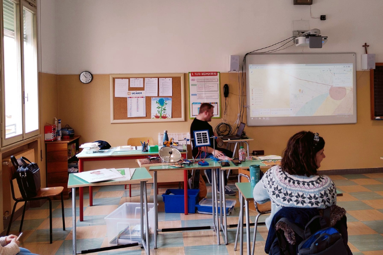 Laboratori-di-sostenibilità-Quartieri-Educanti-Fenice-Junior-Academy-presentazione-in-classe-news