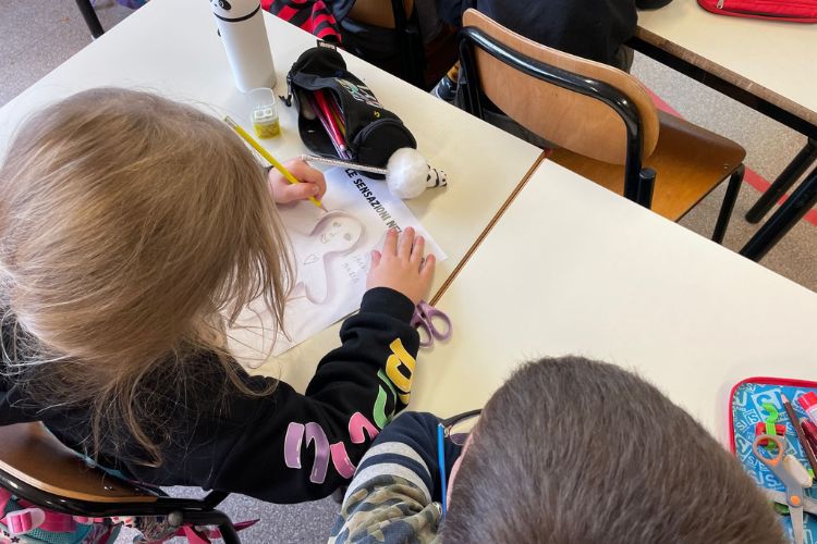 Laboratorio-di-regolazione-emotiva-Quartieri-Educanti-Fenice-Junior-Academy-attività-in-classe-news